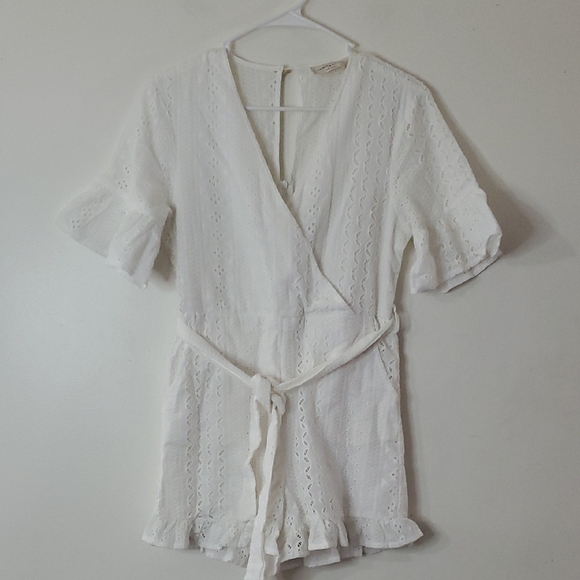 Saints And Hearts White Cotton Lace Crochet Shorts Romper Size Small Beachy - Picture 1 of 14
